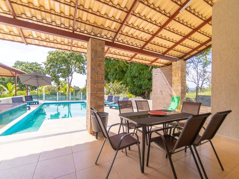 Chácara encantadora com 5 quartos, piscina e mesa de sinuca