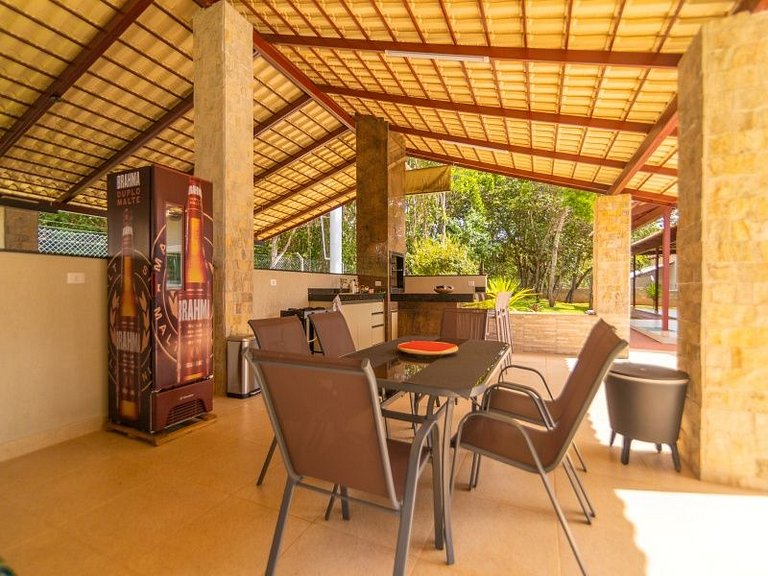 Chácara encantadora com 5 quartos, piscina e mesa de sinuca