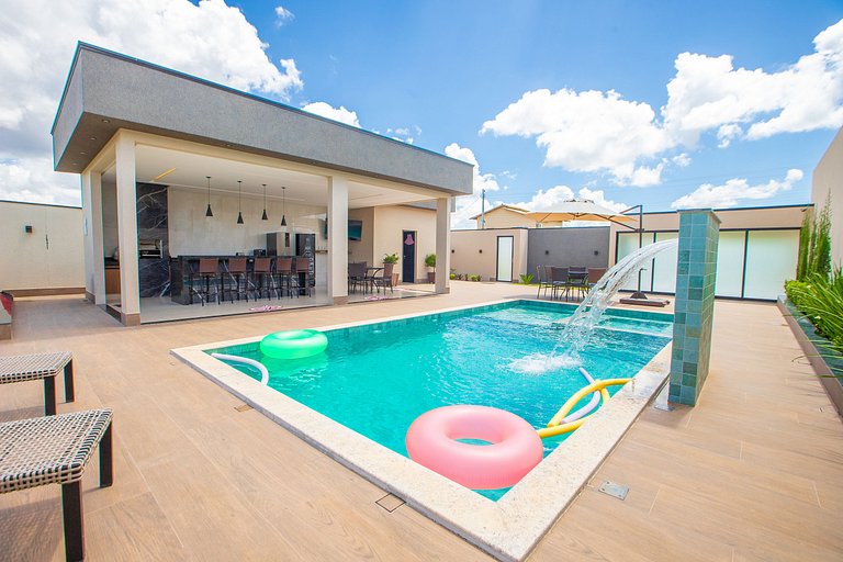 Casa Conquista: 4 Suítes, Piscina, Acesso ao Lago