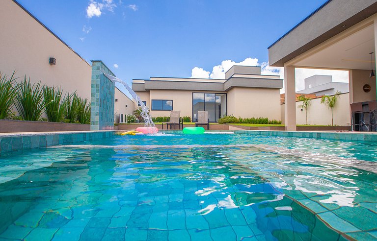 Refúgio de Luxo: 4 Suítes, Piscina, Acesso ao Lago