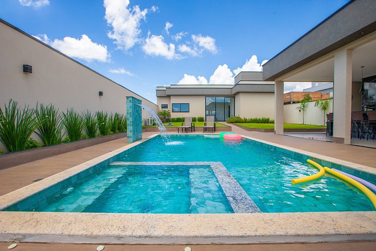 Casa Conquista: 4 Suítes, Piscina, Acesso ao Lago