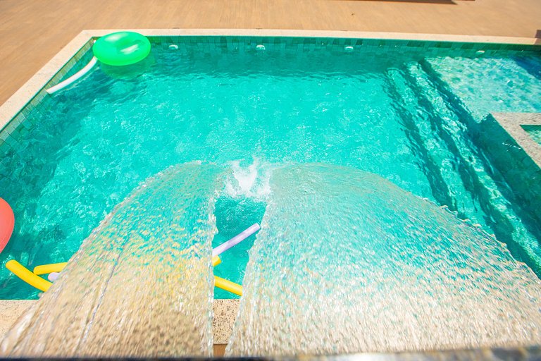 Casa Conquista: 4 Suítes, Piscina, Acesso ao Lago