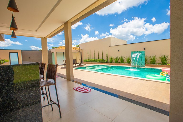 Casa Conquista: 4 Suítes, Piscina, Acesso ao Lago