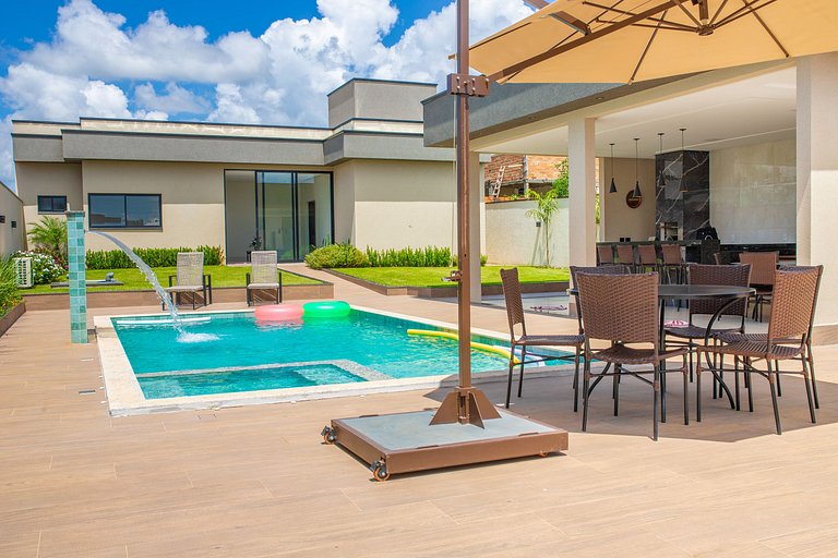 Casa Conquista: 4 Suítes, Piscina, Acesso ao Lago