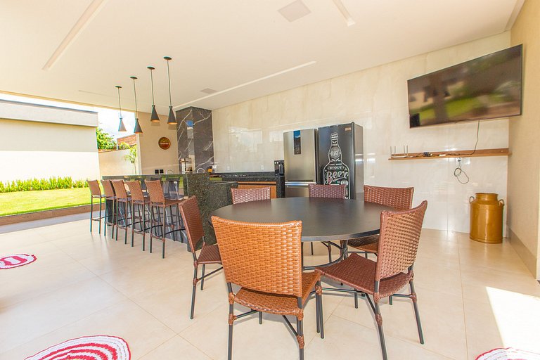Casa Conquista: 4 Suítes, Piscina, Acesso ao Lago