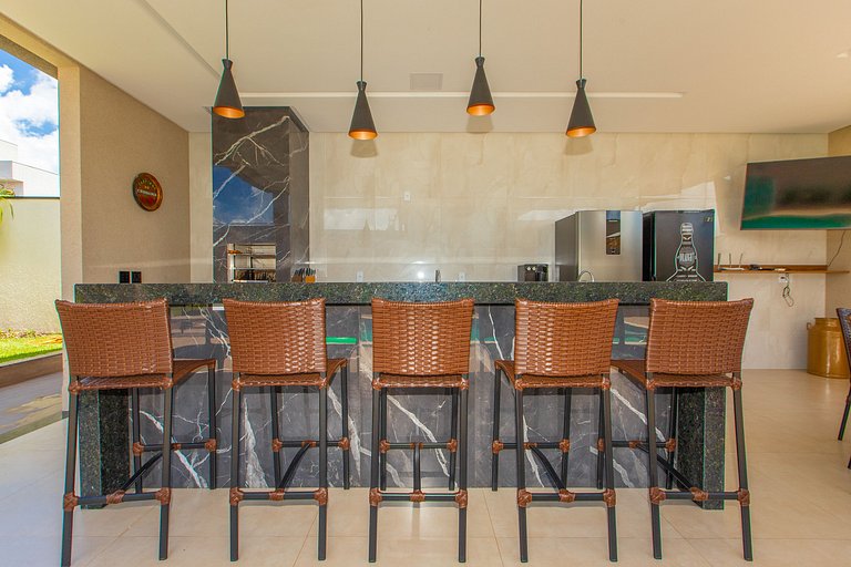 Casa Conquista: 4 Suítes, Piscina, Acesso ao Lago
