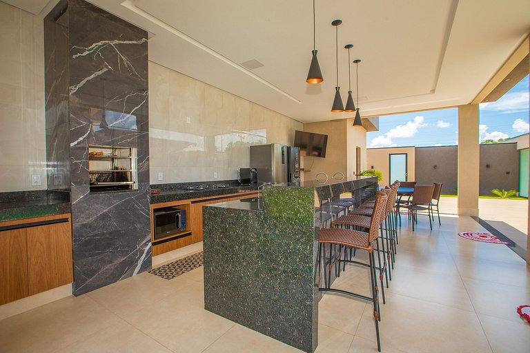 Casa Conquista: 4 Suítes, Piscina, Acesso ao Lago