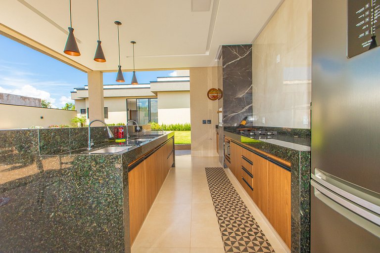 Casa Conquista: 4 Suítes, Piscina, Acesso ao Lago
