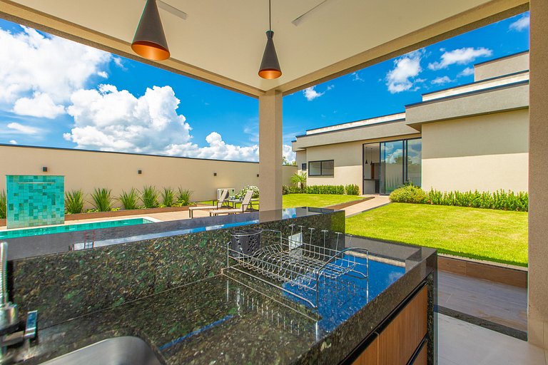 Casa Conquista: 4 Suítes, Piscina, Acesso ao Lago