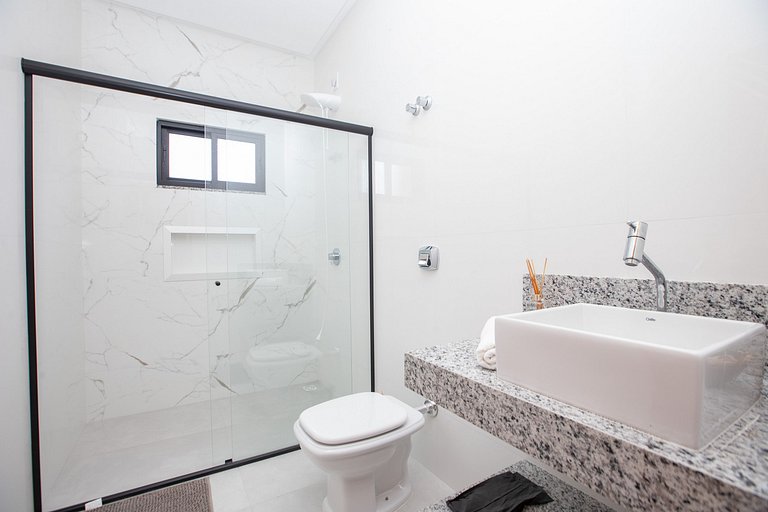 Casa Conquista: 4 Suítes, Piscina, Acesso ao Lago
