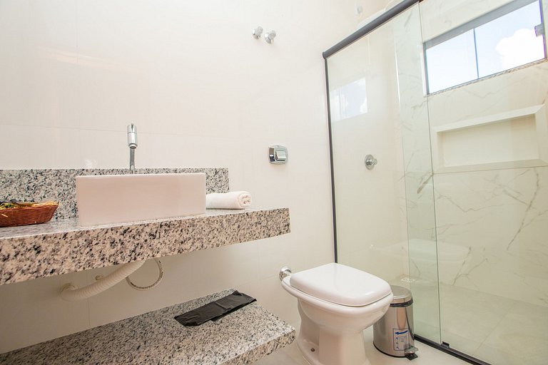 Casa Conquista: 4 Suítes, Piscina, Acesso ao Lago