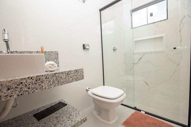 Casa Conquista: 4 Suítes, Piscina, Acesso ao Lago