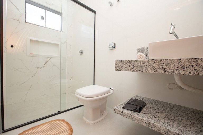 Casa Conquista: 4 Suítes, Piscina, Acesso ao Lago