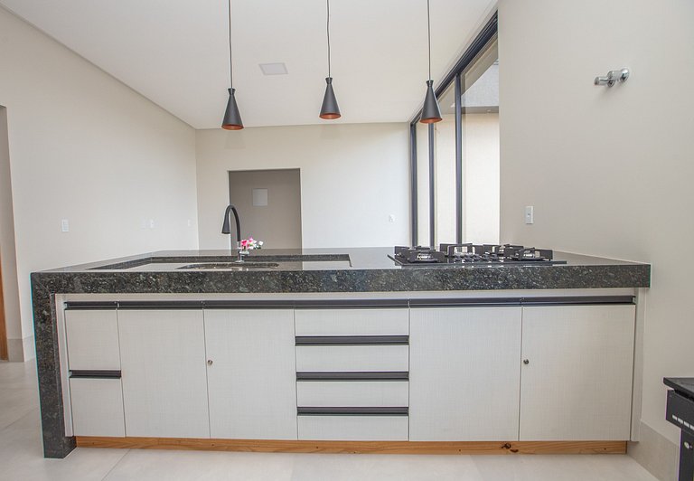 Casa Conquista: 4 Suítes, Piscina, Acesso ao Lago