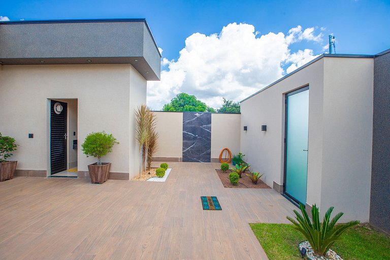 Casa Conquista: 4 Suítes, Piscina, Acesso ao Lago
