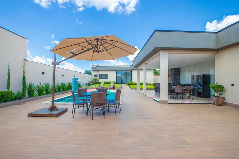 Casa Conquista: 4 Suítes, Piscina, Acesso ao Lago