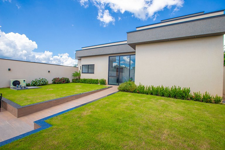 Casa Conquista: 4 Suítes, Piscina, Acesso ao Lago