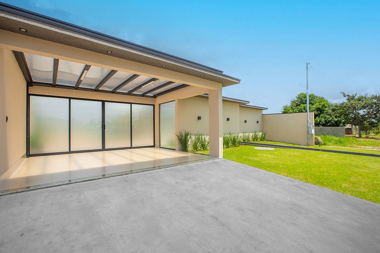 Casa Conquista: 4 Suítes, Piscina, Acesso ao Lago
