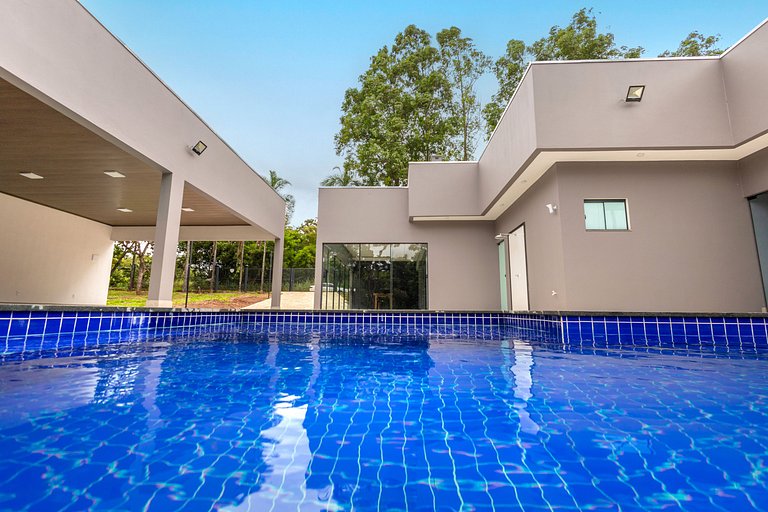 Oásis Verde: Piscina de Borda Infinita e 5 Quartos