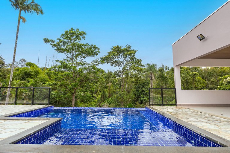 Oásis Verde: Piscina de Borda Infinita e 5 Quartos
