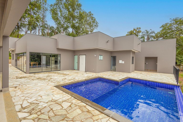 Oásis Verde: Piscina de Borda Infinita e 5 Quartos
