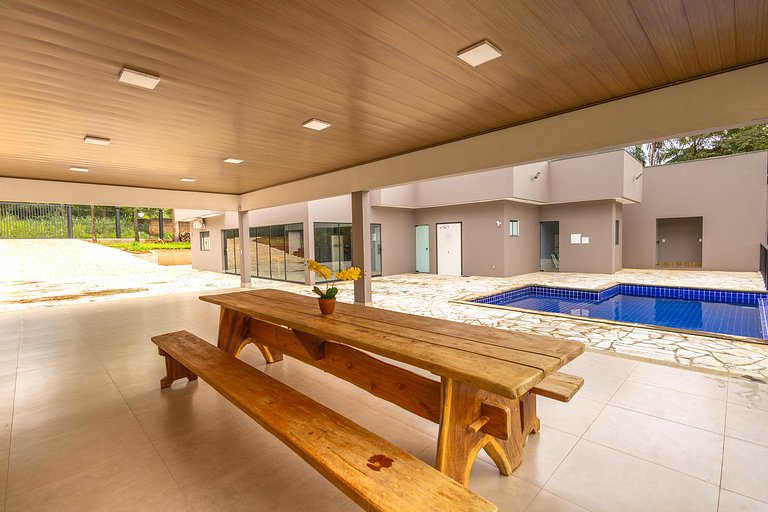 Oásis Verde: Piscina de Borda Infinita e 5 Quartos