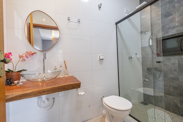 Oásis Verde: Piscina de Borda Infinita e 5 Quartos