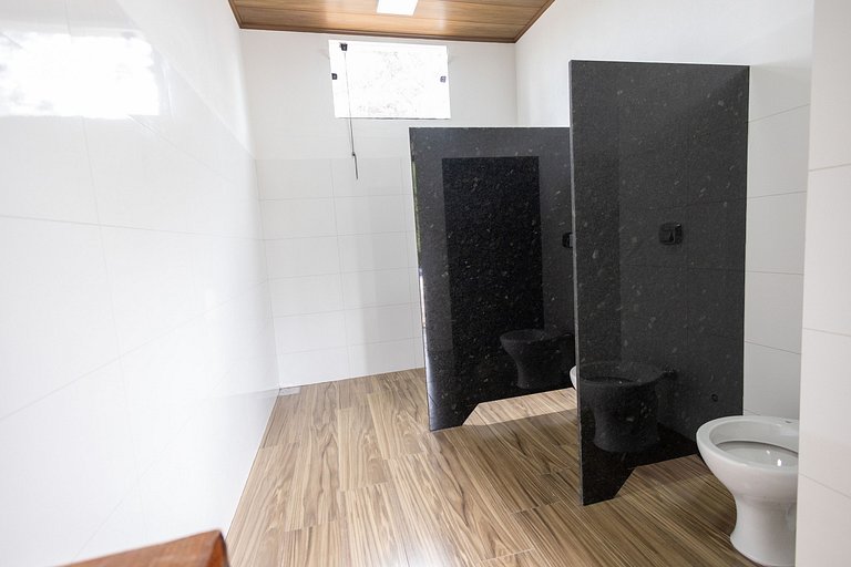 Oásis Verde: Piscina de Borda Infinita e 5 Quartos