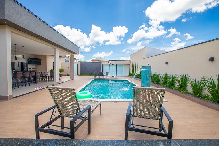 Casa Conquista: 4 Suítes, Piscina, Acesso ao Lago