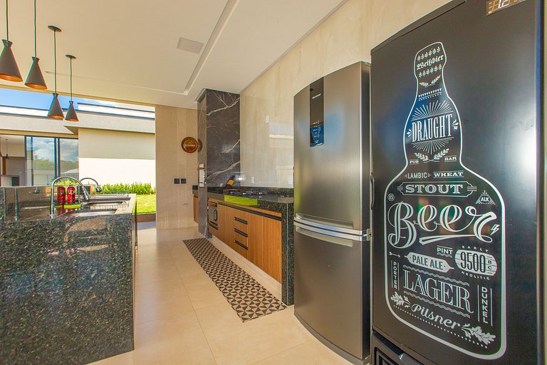 Casa Conquista: 4 Suítes, Piscina, Acesso ao Lago