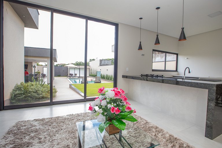 Casa Conquista: 4 Suítes, Piscina, Acesso ao Lago