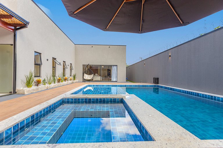 Casa Luxuosa Recém Construída com Piscina e Hidro