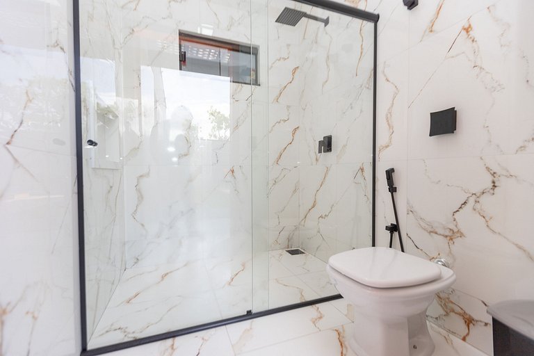 Casa Luxuosa Recém Construída com Piscina e Hidro