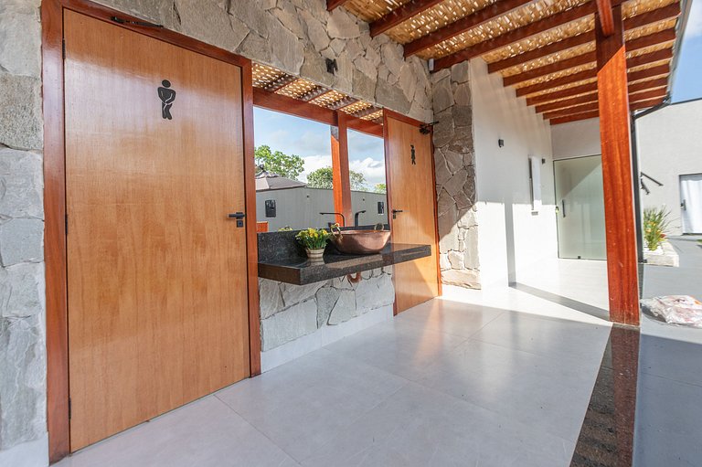 Casa Luxuosa Recém Construída com Piscina e Hidro