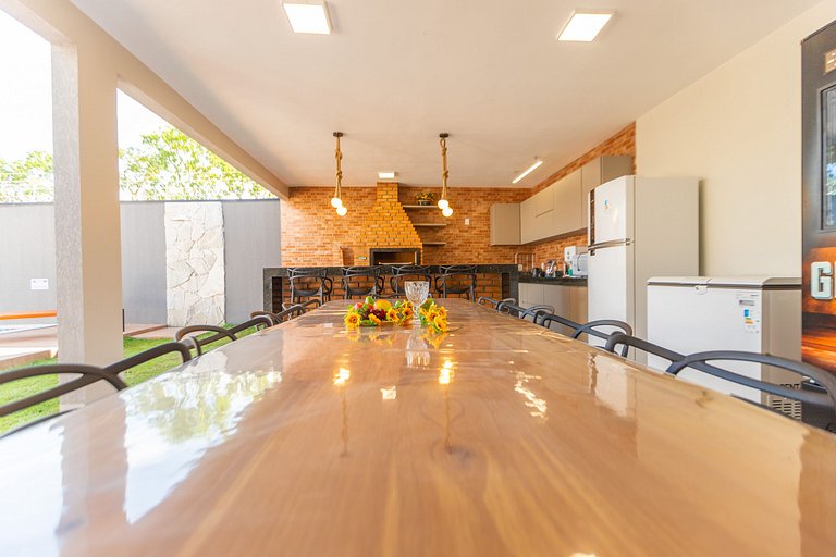 Casa Luxuosa Recém Construída com Piscina e Hidro