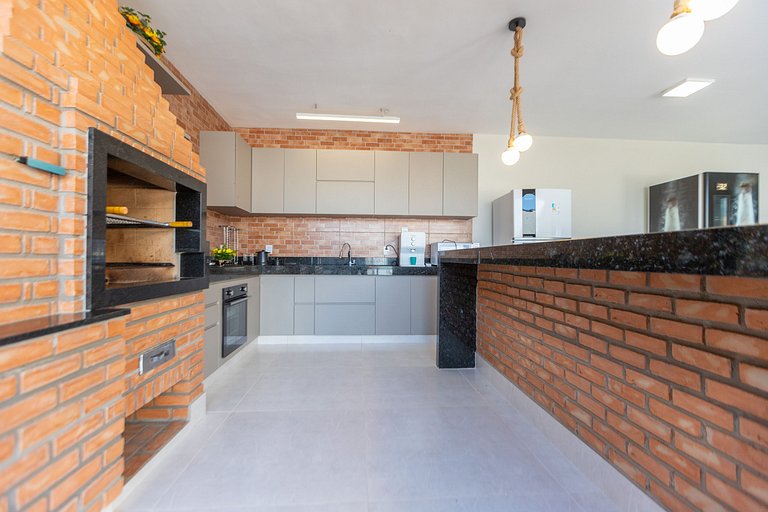 Casa Luxuosa Recém Construída com Piscina e Hidro