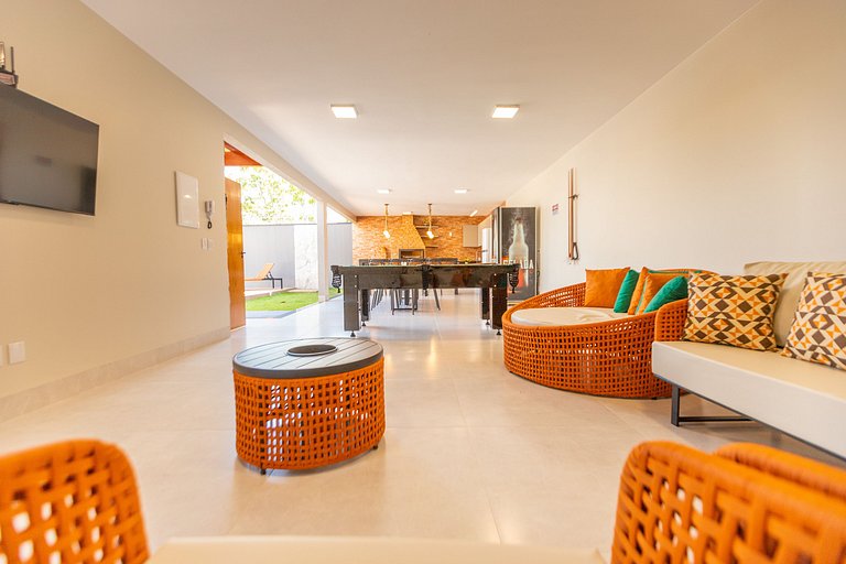 Casa Luxuosa Recém Construída com Piscina e Hidro