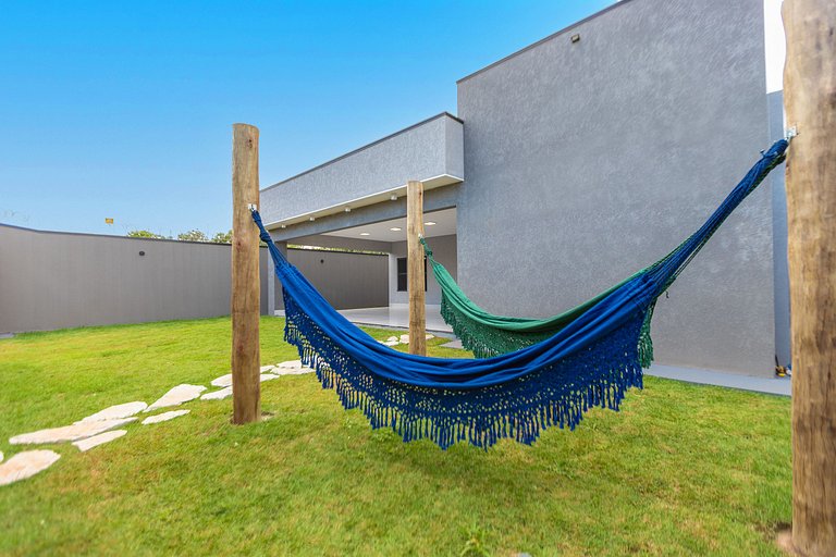 Casa Luxuosa Recém Construída com Piscina e Hidro