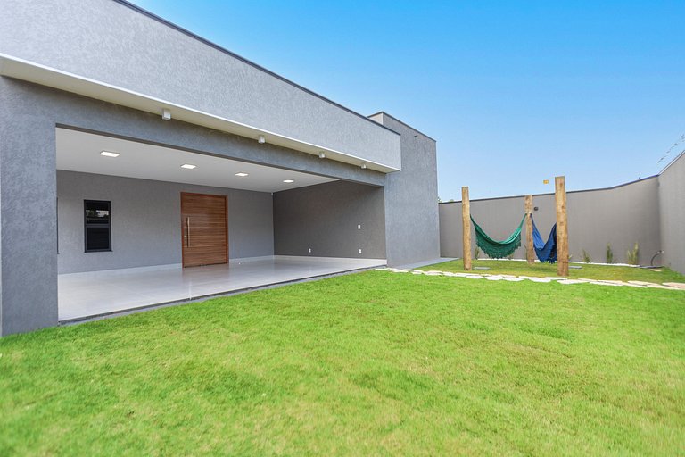 Casa Luxuosa Recém Construída com Piscina e Hidro