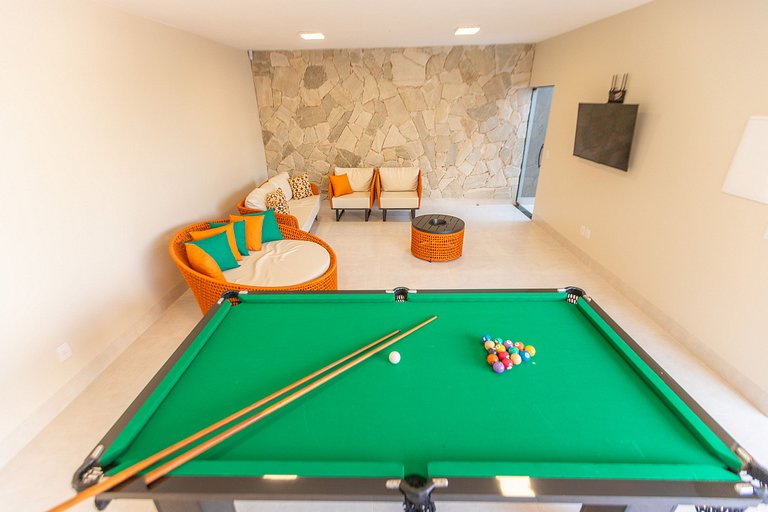 Casa Luxuosa Recém Construída com Piscina e Hidro