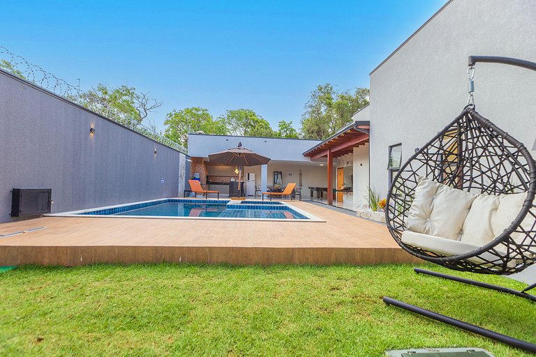 Casa Luxuosa Recém Construída com Piscina e Hidro