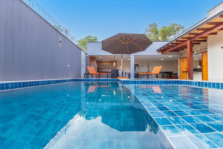 Casa Luxuosa Recém Construída com Piscina e Hidro