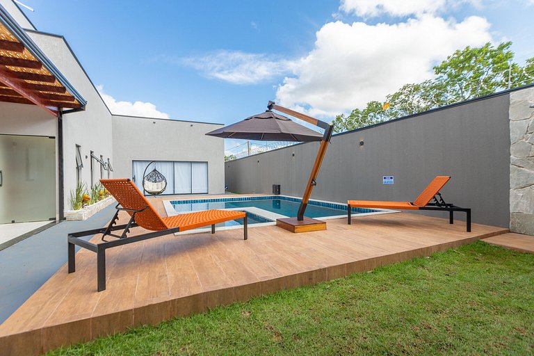 Casa Luxuosa Recém Construída com Piscina e Hidro