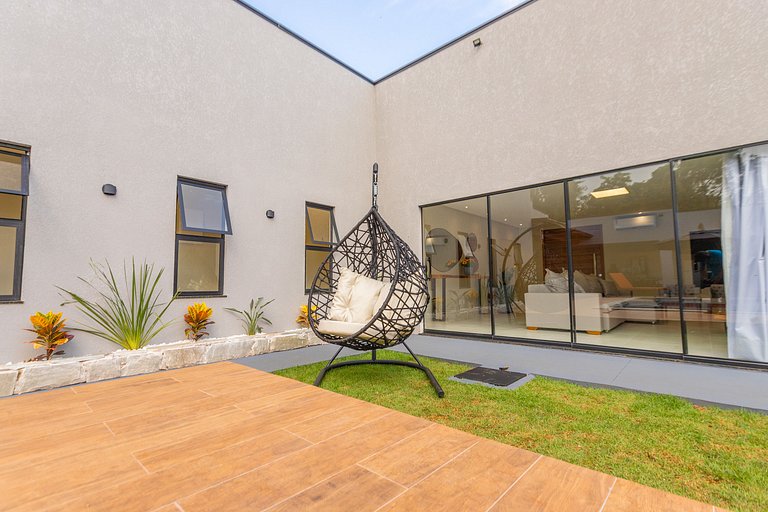 Casa Luxuosa Recém Construída com Piscina e Hidro
