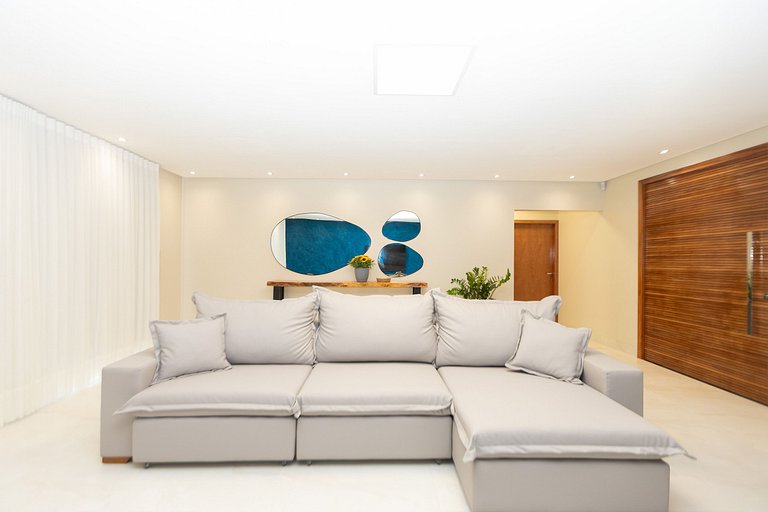 Casa Luxuosa Recém Construída com Piscina e Hidro