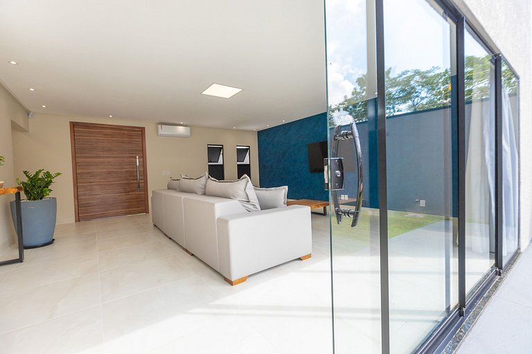 Casa Luxuosa Recém Construída com Piscina e Hidro