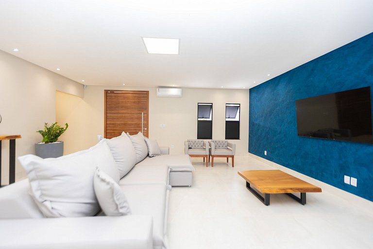 Casa Luxuosa Recém Construída com Piscina e Hidro