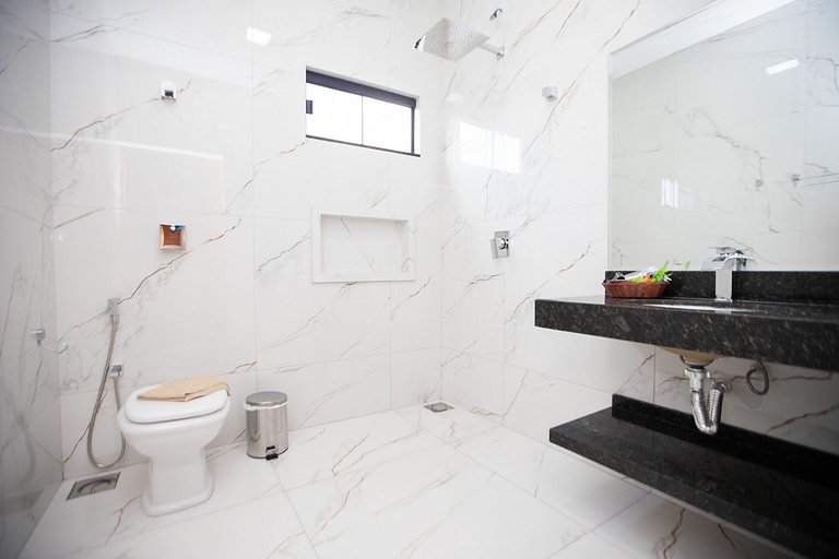 Casa Luxuosa Recém Construída com Piscina e Hidro
