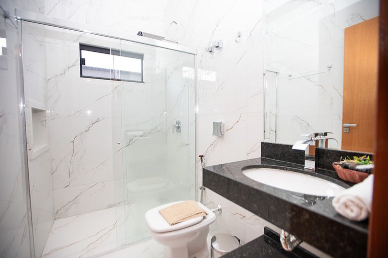 Casa Luxuosa Recém Construída com Piscina e Hidro