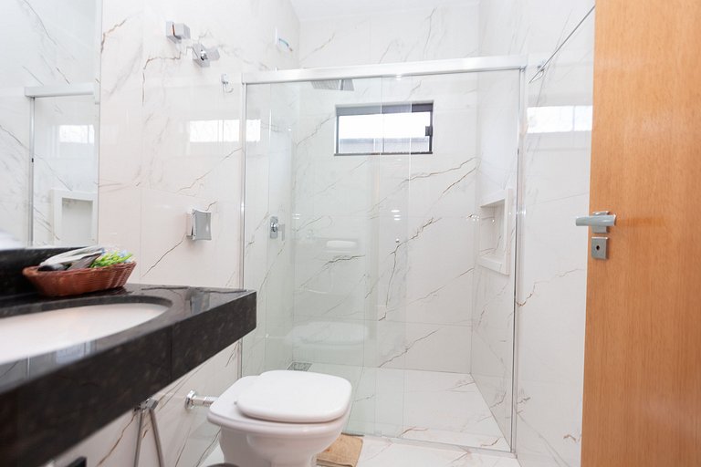 Casa Luxuosa Recém Construída com Piscina e Hidro